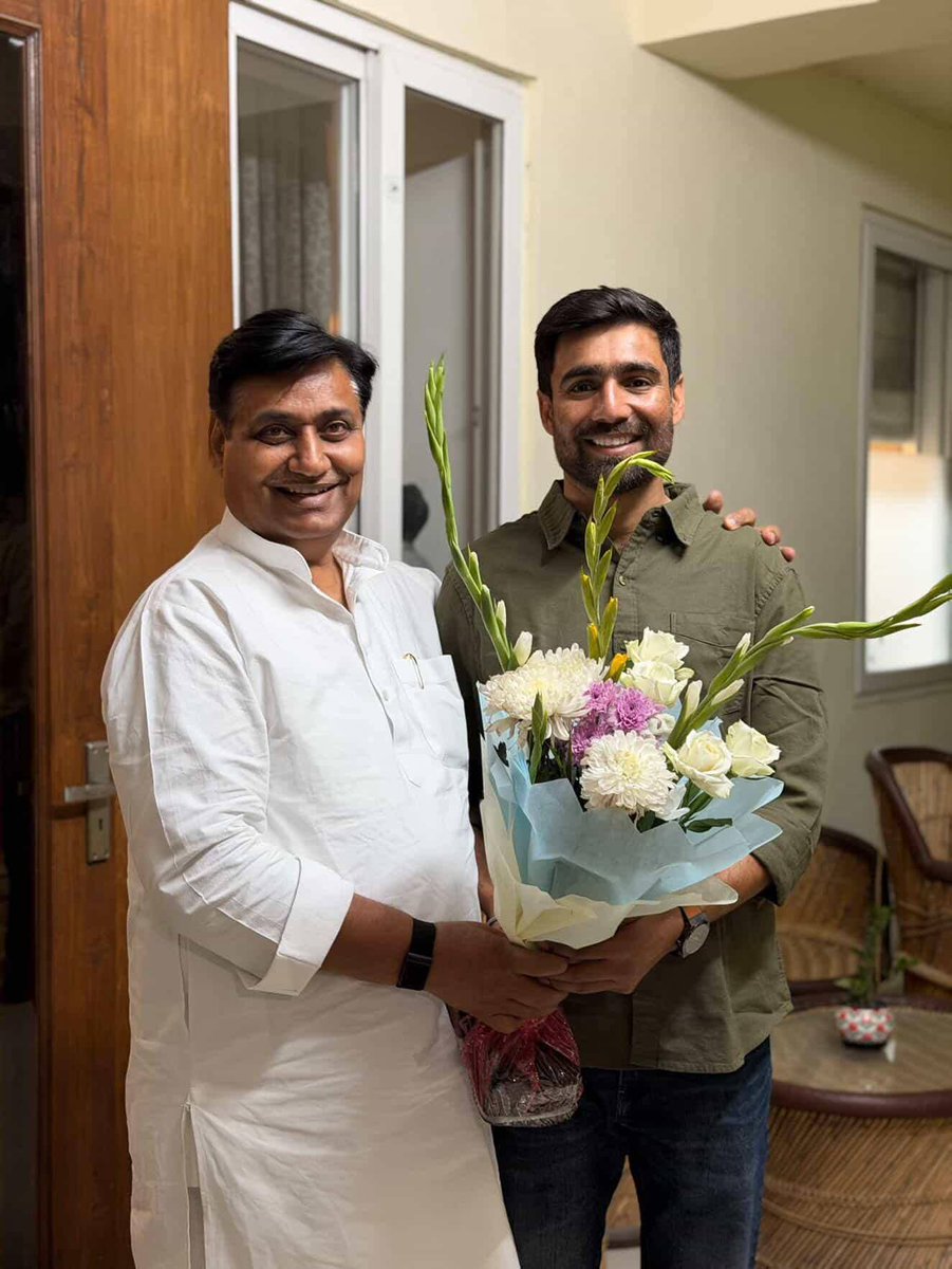 ankushwithrg's tweet photo. राजस्थान प्रदेश कांग्रेस कमेटी के अध्यक्ष श्री गोविन्द सिंह डोटासरा जी से उनके आवास पर NSUI के राष्ट्रीय अध्यक्ष 
विनोद जाखड़ जी के साथ मुलाक़ात कर आशीर्वाद प्राप्त किया।
@GovindDotasra @VinodJakharIN https://t.co/2NDqUJ9QsQ