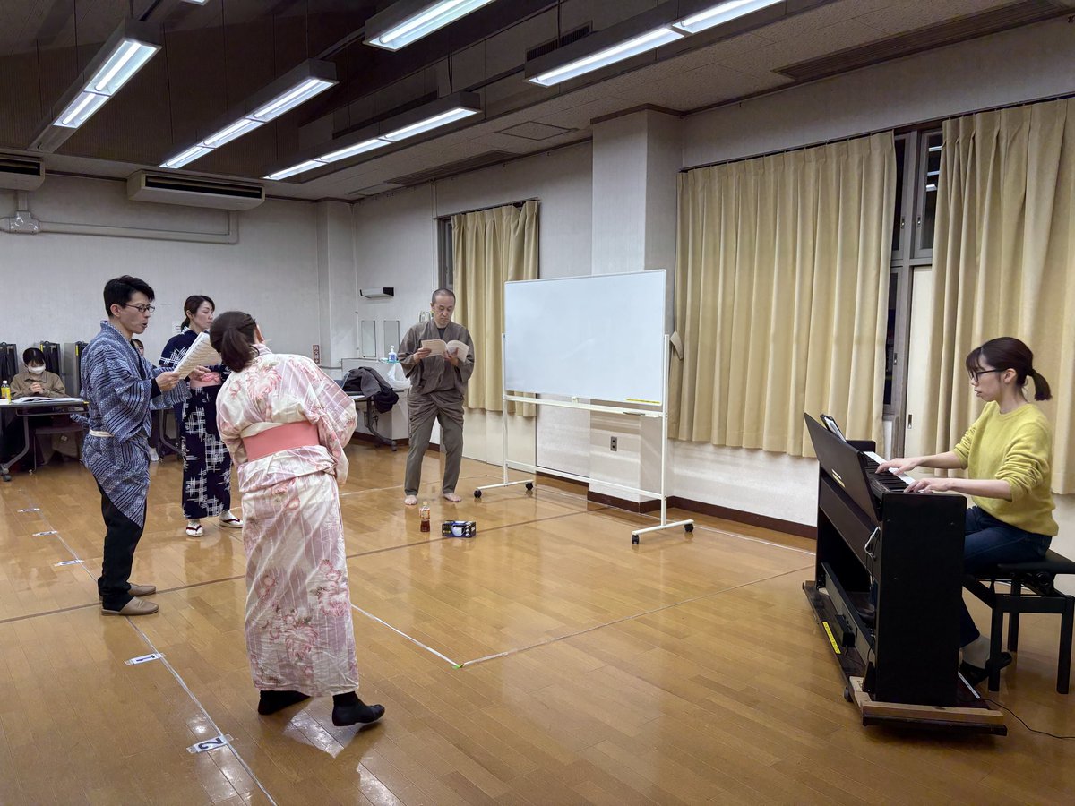 rakuten_musical's tweet photo. 【稽古カメラ📷】

日々お芝居、歌の稽古進んでおります✨

沢山のチケットのご予約をいただきありがとうございます🙌

完売以外の公演もお席が埋まってきてますので、ご予約はお早めに🎟️

ご予約はこちらから⇩
https://t.co/5W0zphdrgT…

#落転ミュージカル https://t.co/at9D2VjEWy