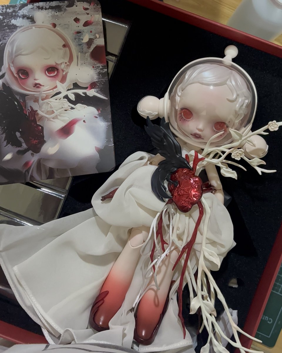SupsProcrastin8's tweet photo. 🥀Fantasy is the height of your spirit🐦‍⬛

Skullpanda x Guo Pei https://t.co/ktxvx1AnAq
