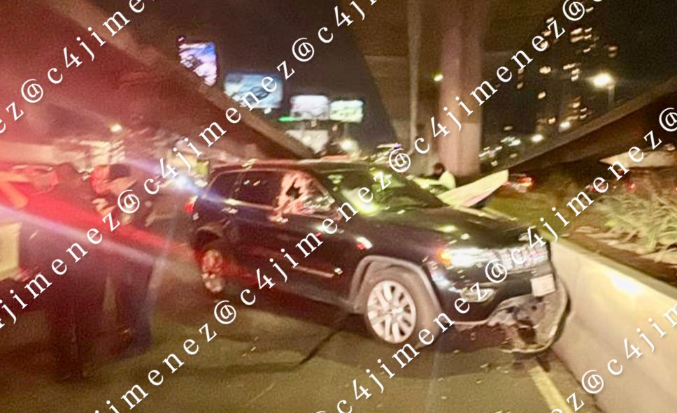c4jimenez's tweet photo. TIROTEAN a CONDUCTOR, BRINCA a CARRILES CENTRALES de PERIFÉRICO y MUERE
Así acabó la camioneta en la q iba un hombre por @TlalpanAl Tipos en moto lo balearon.
Herido, perdió el control, brincó a carriles centrales y chocó.
@SSC_CDMX y @FiscaliaCDMX buscan al responsable. https://t.co/POMMHqnskg