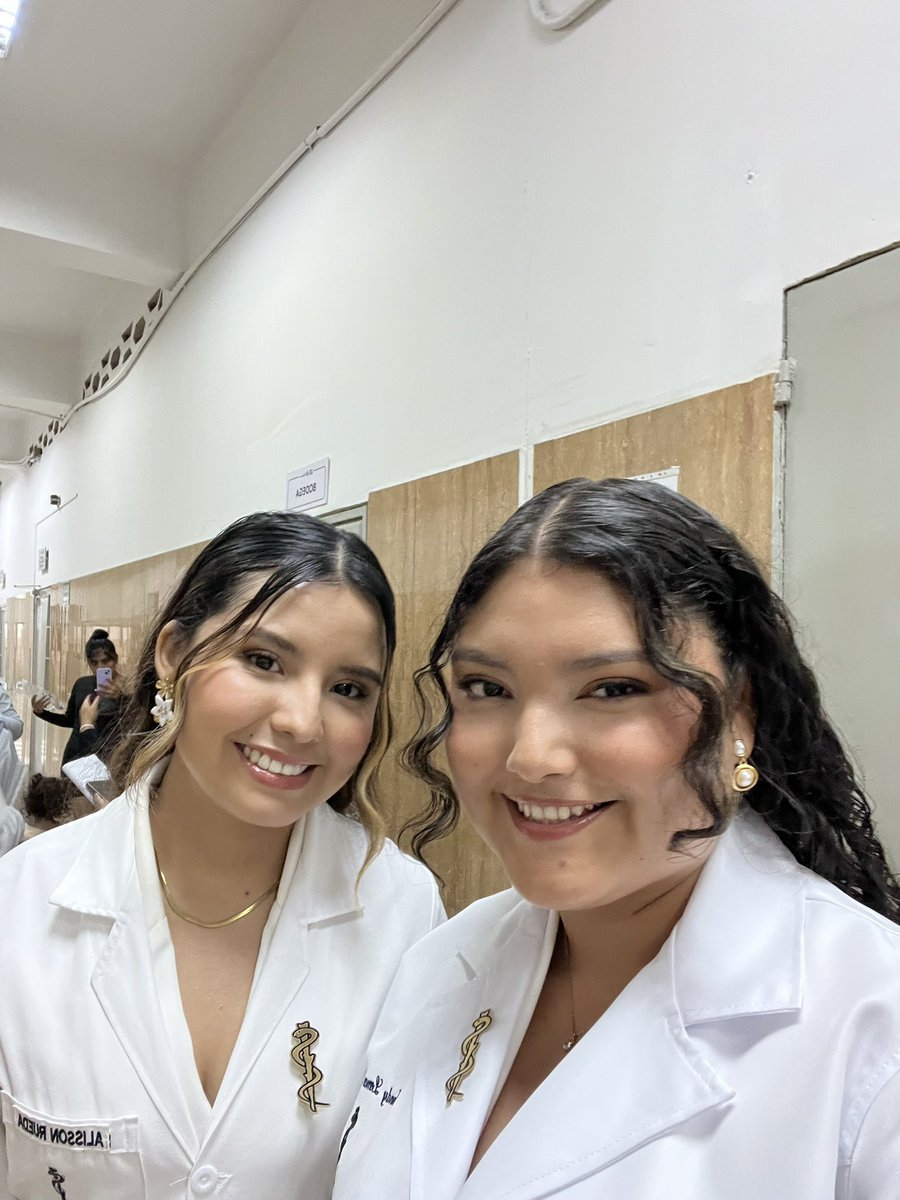 LemosNandy's tweet photo. No podía no documentar el momento en el que estamos sufriendo por entrar a ese salón y el momento en el que todo acabó con felicidad, gracias a Dios 🥹💗 https://t.co/Yg2hWJUI87