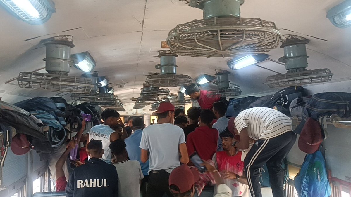 BGaigaria's tweet photo. Urgent 🚨

Train No. 12893 – Some youths are creating nuisance in Coach D6. They are playing loud music, dancing, and behaving abusively with others. This is causing serious disturbance in the coach.

Kindly take immediate action and ensure our safety.

@RailMinIndia @RailwaySeva https://t.co/GDII5xYASS