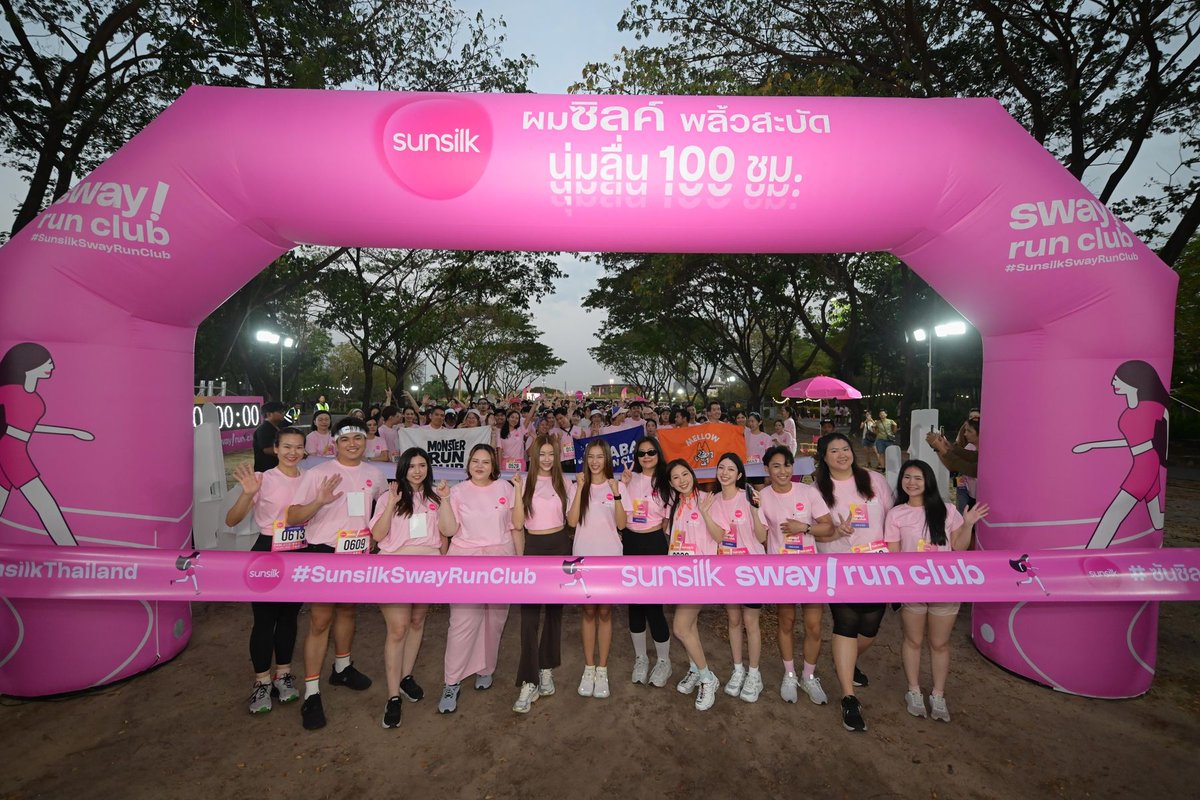 SunsilkThailand's tweet photo. ครั้งแรกของ Sunsilk กับ Sunsilk Sway Run Club💕
#NamtanFilm มาวิ่งสร้างความสดใส  สะบัดผมสวยพลิ้วคู่กัน ฮอปทั้งสวนเลยสิคะ!

ใครพลาดงานนี้ ซันซิลเอาภาพมาฝากแล้วค่า🥰
#SunsilkThailand #SunsilkSwayRunClub #SunsilkxNamtanFilm #ซันซิลผมซิลค์พลิ้วสะบัด https://t.co/nzPXIbGRco