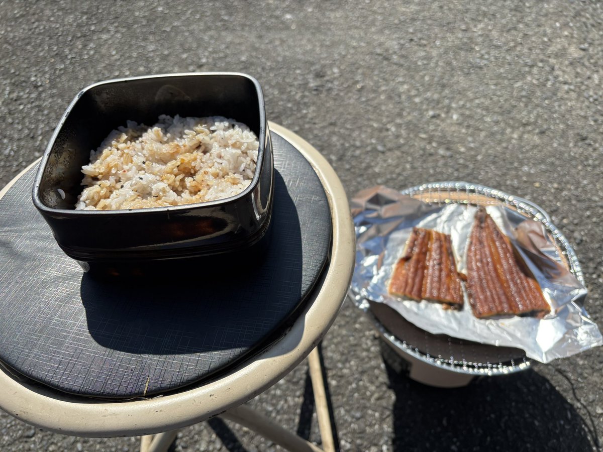 待機中。

スーパーの中国うなぎを串刺して炙りたかったが、お酒かけて蒸したら、アルミホイルとくっついて皮べろべろになってもーたからアルミホイル付きで焼くなう。