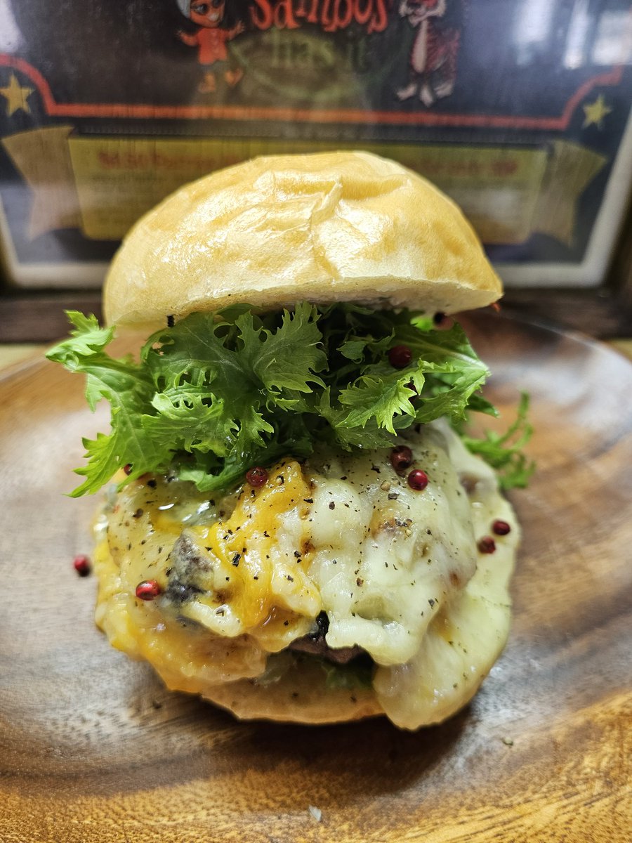 akisuke_burger's tweet photo. おはようございます！
本日紹介するバーガーは
WBC開幕にちなんだ
暁輔期間限定バーガーの1つ
東広島豊栄産猪を使ったジビエパティの
バーガー
"Wild Boar Ceeeeese "バーガー

５種のチーズ
に猪ジビエパティとふんだんに盛り付けたわさび菜の

WBC侍ジビエバーガーです！

#廿日市グルメ https://t.co/Hu3cs29cWa