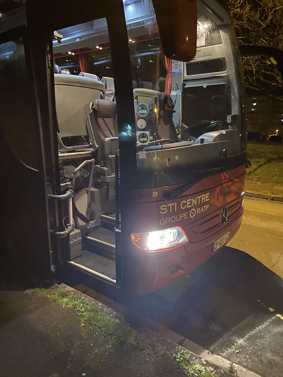LAF_18_18's tweet photo. En route pour Paris pour les élèves en Spé Arts Plastiques et Histoire des Arts https://t.co/Za95O44S0n
