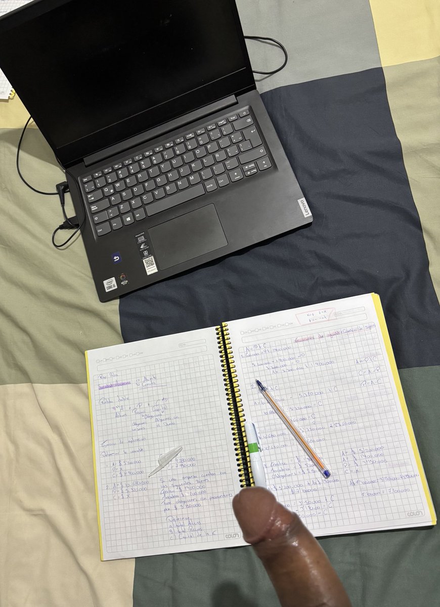 Que aburrido es hacer trabajos de la U 😔📝.