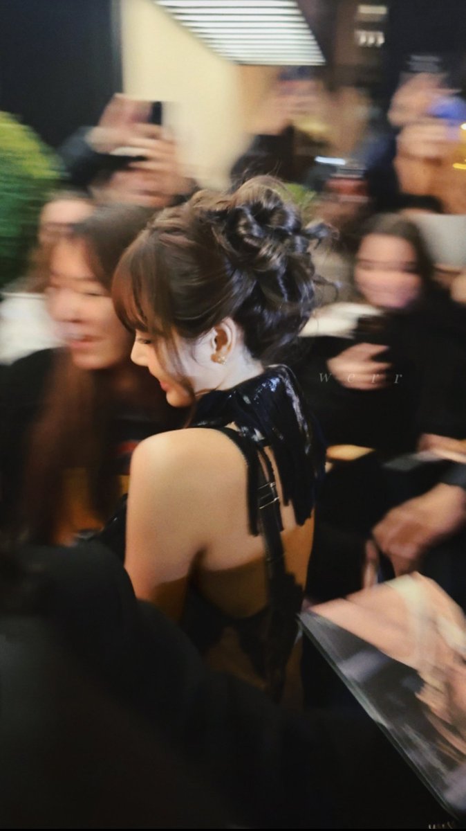 ลิซ่าสวยเนอะ ไม่ว่าจะมองมุมไหนก็ส๊วยสวย✨

LISA LOUIS VUITTON FW26
#LVFW26xLISA
#LISAxLouisVuitton 
#LVFW26