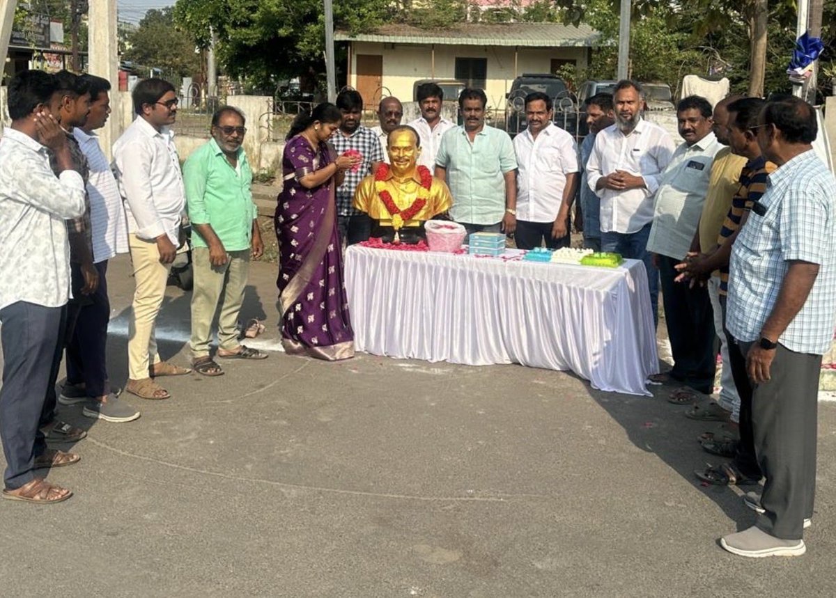 chaitanyareddyp's tweet photo. విజయవాడ పశ్చిమ నియోజకవర్గం 42వ డివిజన్ లో వైయస్ఆర్ కాంగ్రెస్ పార్టీ 16వ వసంతంలోకి అడుగు పెడుతున్న సంద‌ర్భంగా  పార్టీ కార్యకర్తలు, అభిమానులతో కలిసి పార్టీ జండా ఎగరవేసి కేక్ కట్ చేసి స్వీట్స్ పంచడం జరిగింది.

#16YearsOfYSRCP
#YSRCPFormationDay
#YSRCPForAll
#AndhraPradesh https://t.co/Z1J0IJiz2Z