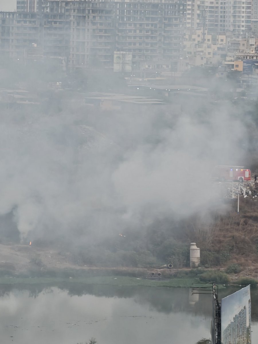 AngolkarDinesh's tweet photo. @PMCPune @MDNagpure 
The garbage burning by the Mula Mutha river, Keshav Nagar side is still going on! 🔥 Two fire brigades couldn't even put it out last night, and the smoke is still choking us in Keshav Nagar and Kharadi alike! 🤢 Our air is toxic, and our health is at risk!
Also, ensure no such garbage dumping takes place across the city via 24/7 surveillance. Please, @PMCPune @MDNagpure, take action now! 🚨 #AirPollution

@timesofindia @htTweets
@the_hindu @punekarnews @pulse_pune

https://t.co/LrwPGXbQnZ