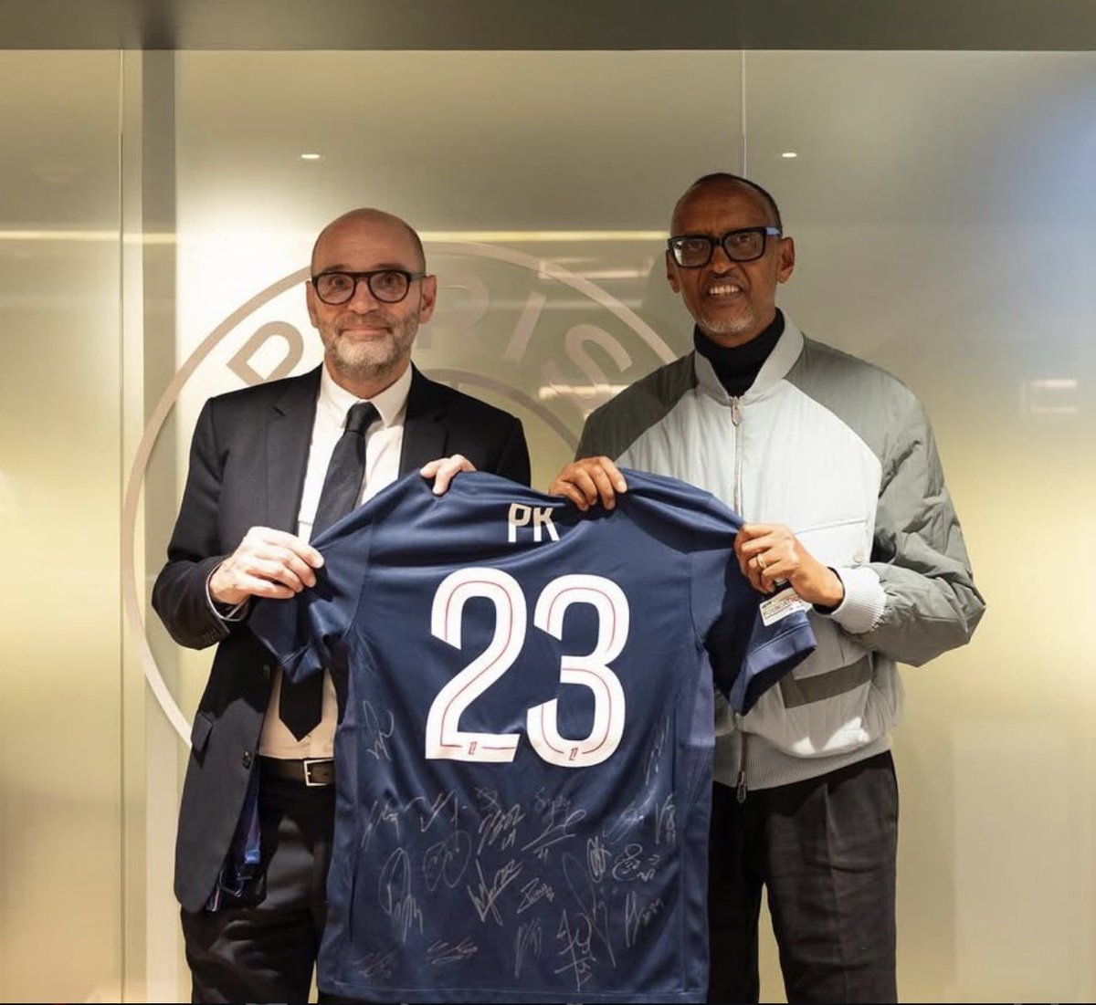 imfuraluc01's tweet image. #UCL 

H.E Paul Kagame, A Passionate Lover of Football, Attended The #UEFACL Round of 16 first-leg clash between #PSG and Chelsea yesterday. ⚽

The Reigning champions PSG defeated the world champions 5–2, Scoring several Late Goals to take a strong advantage ahead of the second