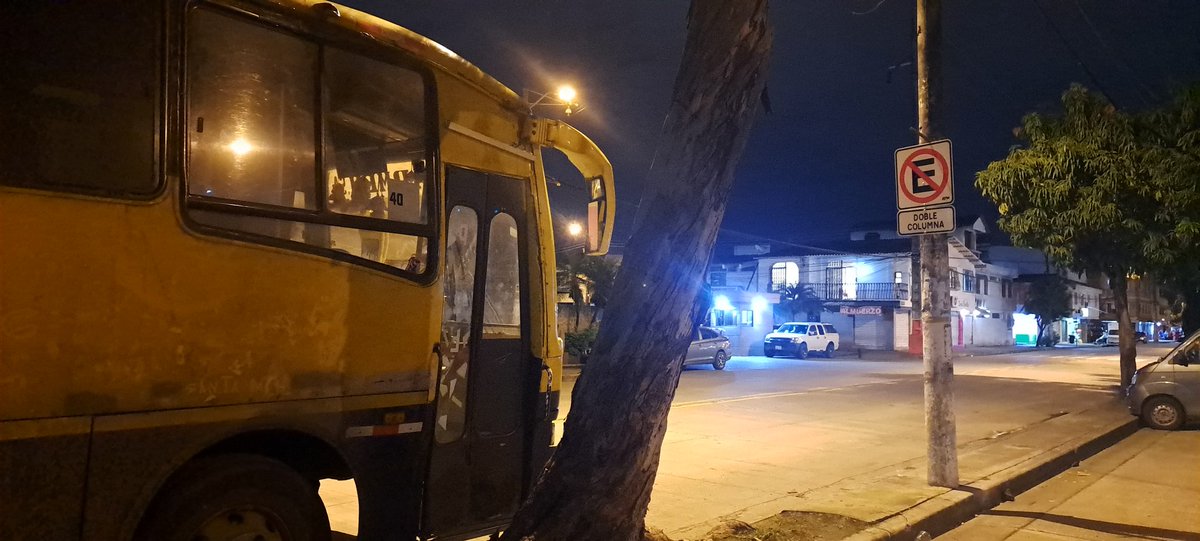maugue's tweet photo. @ATMGuayaquil  @atm_transito señores de la ATM este bus de transporte  placa EAG-867 estacionado en zona residencial en sauces 2 mz 90. Su peso y tamaño obstruyen la visibilidad y paso de vehículos. No pertenece al sector. Favor su intervención. #Guayaquil #DenunciaCiudadana https://t.co/LFr6wQp0jP