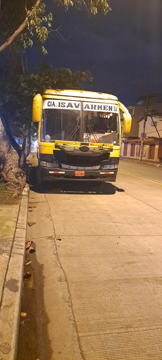 maugue's tweet photo. @ATMGuayaquil  @atm_transito señores de la ATM este bus de transporte  placa EAG-867 estacionado en zona residencial en sauces 2 mz 90. Su peso y tamaño obstruyen la visibilidad y paso de vehículos. No pertenece al sector. Favor su intervención. #Guayaquil #DenunciaCiudadana https://t.co/LFr6wQp0jP