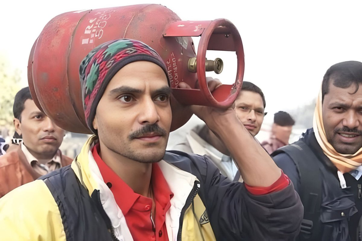 imAshuLive's tweet photo. गैस सिलेंडर की तो पाइप खुली पड़ी है..🫣

#LPGShortage #Gas #LPG https://t.co/OLglwoVwMx