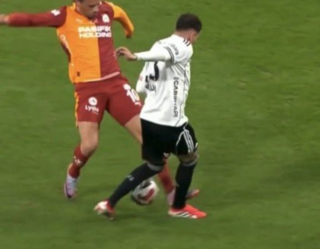 SarisozenVedat's tweet photo. Bu pozisyona sarı kart diyen herkesi futboldan el çektireceksin!

Evde dahi maç izleyememeliler!

#WhatAreYouHidingTFF https://t.co/oKrh0s6Z2V