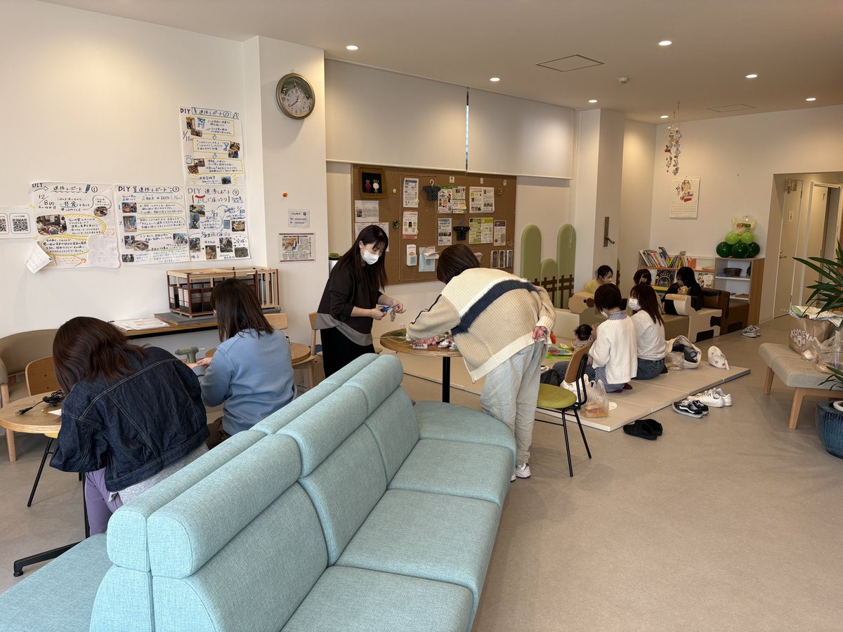 Gochamaru_koura's tweet photo. 本日ハピまるカフェ開催
ママさん達の憩いの場

本日はコサージュ作り💐
お子さんの卒業式に

赤ちゃんも妊婦さんも
子供を取り巻く全ての大人達も
ごちゃまぜ
まるごとで

＃妊産婦等支援事業
＃ハピまるカフェ
＃輪島市
＃赤ちゃん応援
＃ママさん応援
＃ごちゃまるクリニック
＃復興地域ケア https://t.co/LJU0C2jeyT