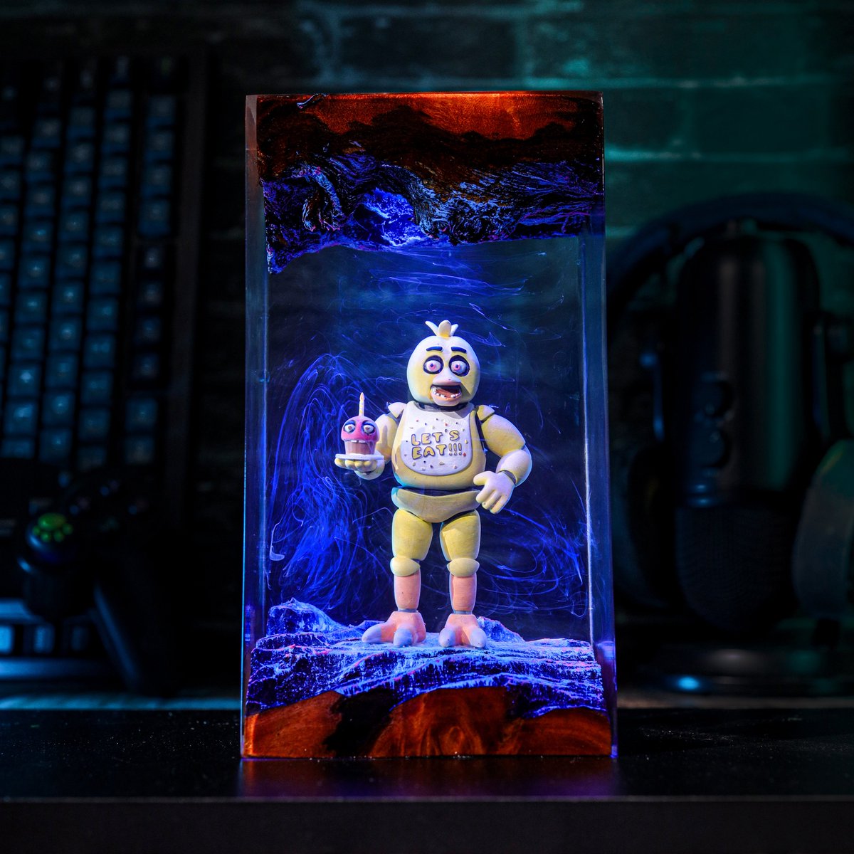 Hirosart_'s tweet image. 🎮 Fans of Five Nights at Freddy’s know the thrill of surviving the night shift with animatronics lurking in the dark. Now, you can bring that eerie vibe to your own space with the Chica Lamp.
👉 Explore the Chica FNAF Lamp: hirosarts.com/chica-five-nig…
 #FNAF #LEDLamp #GameRoomDecor
