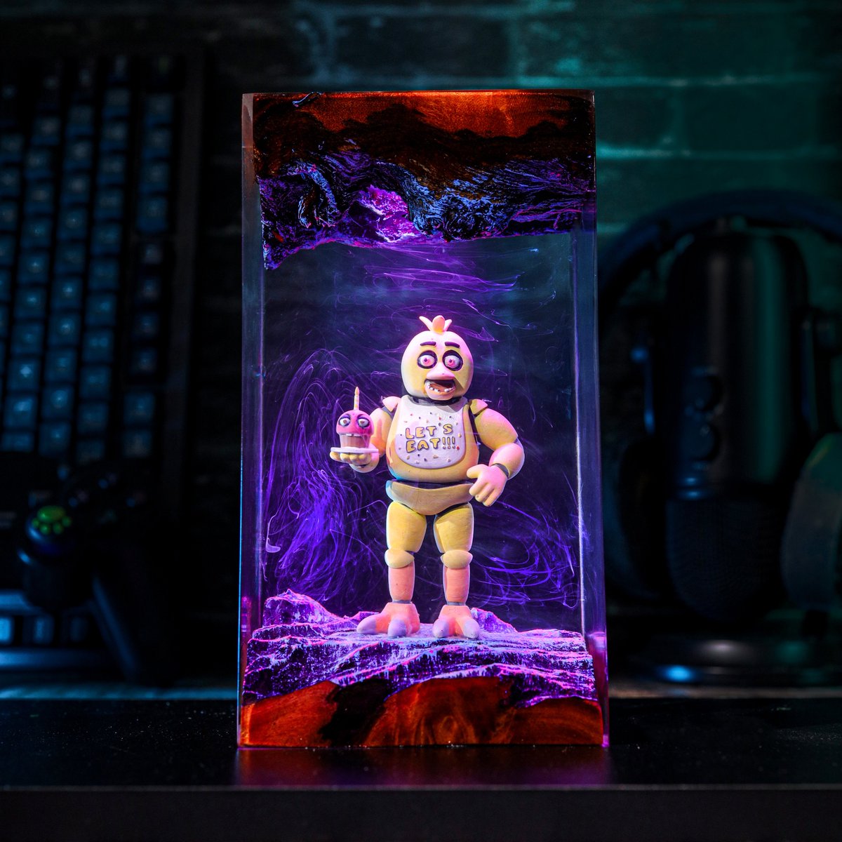 Hirosart_'s tweet image. 🎮 Fans of Five Nights at Freddy’s know the thrill of surviving the night shift with animatronics lurking in the dark. Now, you can bring that eerie vibe to your own space with the Chica Lamp.
👉 Explore the Chica FNAF Lamp: hirosarts.com/chica-five-nig…
 #FNAF #LEDLamp #GameRoomDecor