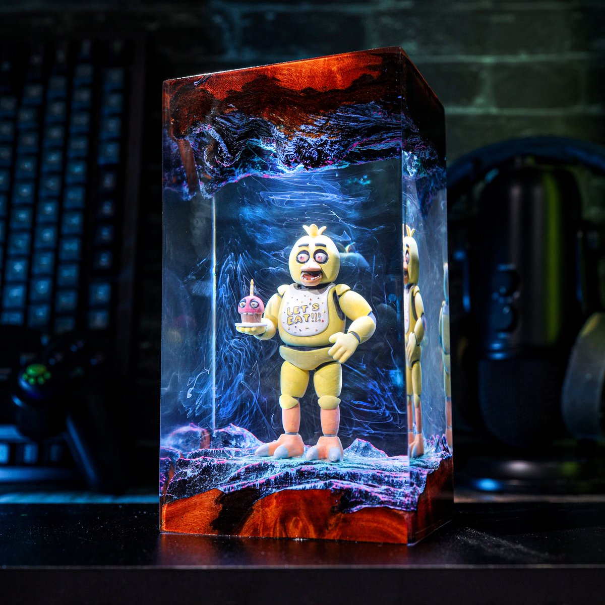 Hirosart_'s tweet image. 🎮 Fans of Five Nights at Freddy’s know the thrill of surviving the night shift with animatronics lurking in the dark. Now, you can bring that eerie vibe to your own space with the Chica Lamp.
👉 Explore the Chica FNAF Lamp: hirosarts.com/chica-five-nig…
 #FNAF #LEDLamp #GameRoomDecor