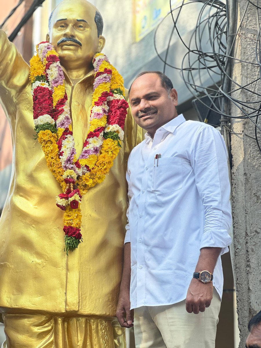 YSRCParty's tweet photo. ఈరోజు హైదరాబాదులోని కూకట్ పల్లిలోని బాల��జీ నగర్ నందు వైయస్సార్ కాంగ్రెస్ పార్టీ ఆవిర్భవించి 16వ వసంతంలోకి అడుగు పెట్టిన సందర్భంగా వైఎస్ఆర్ విగ్రహానికి నివాళులర్పించి అనంతరం కేక్ కట్ చేశారు... ఈ కార్యక్రమం కి ముఖ్య అతిథిగా ఎర్రగొండపాలెం శాసనసభ్యులు మరియు వైయస్సార్ కాంగ్రెస్ పార్టీ రాష్ట్ర అధికార ప్రతినిధి శ్రీ తాటిపర్తి చంద్రశేఖర్ గారు పాల్గొన్నారు.. కార్యక్రమంలో  ప్రకాశం జిల్లా ఐటీ వింగ్ అధ్యక్షులు దొండేటి నాగేశ్వర రెడ్డి గారు ఇతర వైసిపి నాయకులు పాల్గొన్నారు.

#YSRCPFormationDay
#YSRCPForAll
#AndhraPradesh