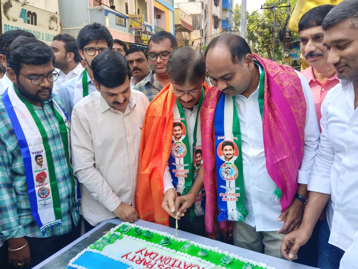 YSRCParty's tweet photo. ఈరోజు హైదరాబాదులోని కూకట్ పల్లిలోని బాల��జీ నగర్ నందు వైయస్సార్ కాంగ్రెస్ పార్టీ ఆవిర్భవించి 16వ వసంతంలోకి అడుగు పెట్టిన సందర్భంగా వైఎస్ఆర్ విగ్రహానికి నివాళులర్పించి అనంతరం కేక్ కట్ చేశారు... ఈ కార్యక్రమం కి ముఖ్య అతిథిగా ఎర్రగొండపాలెం శాసనసభ్యులు మరియు వైయస్సార్ కాంగ్రెస్ పార్టీ రాష్ట్ర అధికార ప్రతినిధి శ్రీ తాటిపర్తి చంద్రశేఖర్ గారు పాల్గొన్నారు.. కార్యక్రమంలో  ప్రకాశం జిల్లా ఐటీ వింగ్ అధ్యక్షులు దొండేటి నాగేశ్వర రెడ్డి గారు ఇతర వైసిపి నాయకులు పాల్గొన్నారు.

#YSRCPFormationDay
#YSRCPForAll
#AndhraPradesh