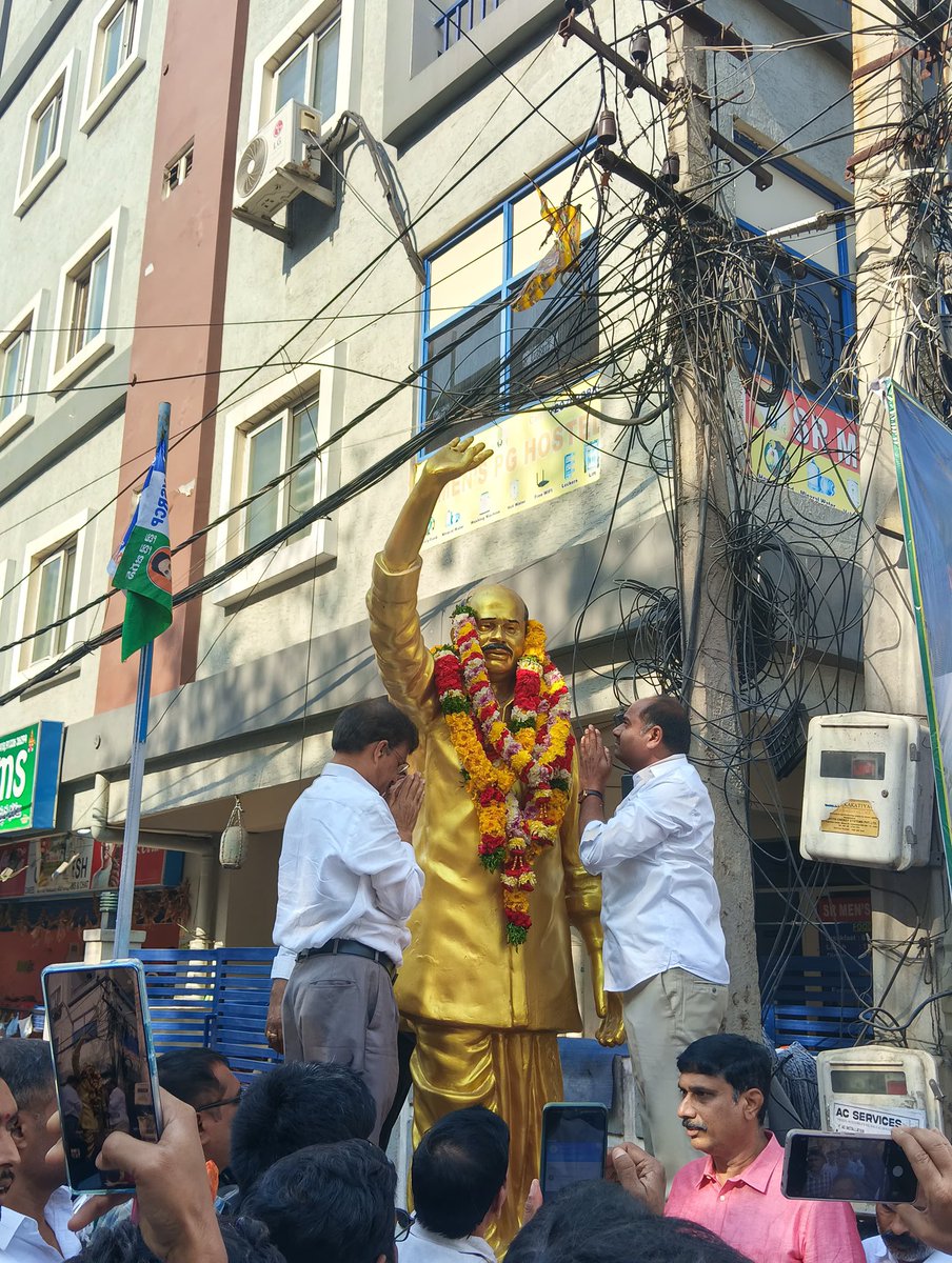 YSRCParty's tweet photo. ఈరోజు హైదరాబాదులోని కూకట్ పల్లిలోని బాల��జీ నగర్ నందు వైయస్సార్ కాంగ్రెస్ పార్టీ ఆవిర్భవించి 16వ వసంతంలోకి అడుగు పెట్టిన సందర్భంగా వైఎస్ఆర్ విగ్రహానికి నివాళులర్పించి అనంతరం కేక్ కట్ చేశారు... ఈ కార్యక్రమం కి ముఖ్య అతిథిగా ఎర్రగొండపాలెం శాసనసభ్యులు మరియు వైయస్సార్ కాంగ్రెస్ పార్టీ రాష్ట్ర అధికార ప్రతినిధి శ్రీ తాటిపర్తి చంద్రశేఖర్ గారు పాల్గొన్నారు.. కార్యక్రమంలో  ప్రకాశం జిల్లా ఐటీ వింగ్ అధ్యక్షులు దొండేటి నాగేశ్వర రెడ్డి గారు ఇతర వైసిపి నాయకులు పాల్గొన్నారు.

#YSRCPFormationDay
#YSRCPForAll
#AndhraPradesh