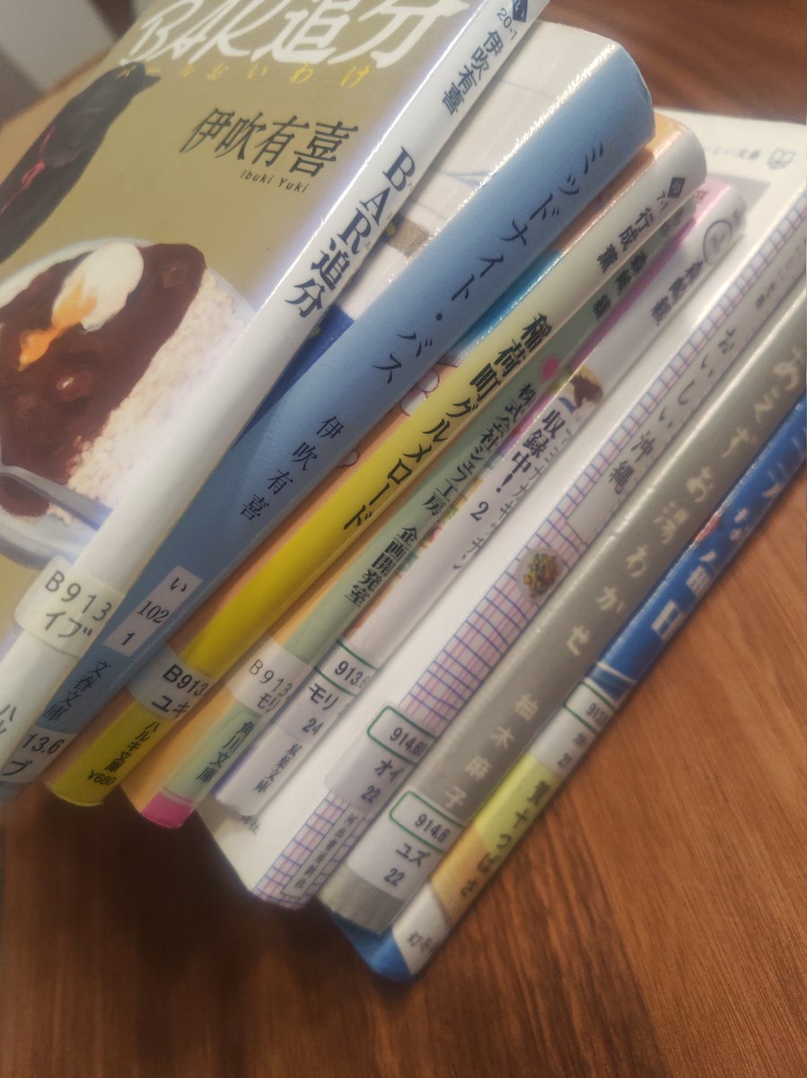 littlebluestar2's tweet photo. 予約図書が一気に来てしまったので本日消化デイ
（夫曰く「飯の本しかなさすぎる」） https://t.co/FH56Q5mdTL