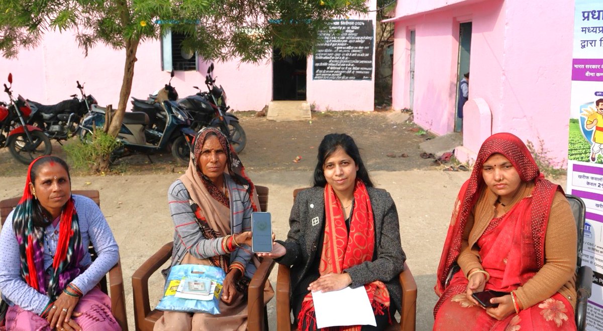 UNDP_India's tweet photo. 👩‍🌾 Supporting women farmers through crop insurance

In Chhattisgarh, Lakshmi Rathiya insured her crop under @pmfby, India’s national crop insurance scheme

When excess rainfall damaged her harvest, the payout helped her recover and prepare for the next season🌾

PMFBY has seen 780M+ farmer applications across 20 States and UTs, with women making up 22% of enrolment.

Read Lakshmi’s story here🔗 https://t.co/SRGBPvYQSy

#WomenFarmers #ClimateResilience 🌱