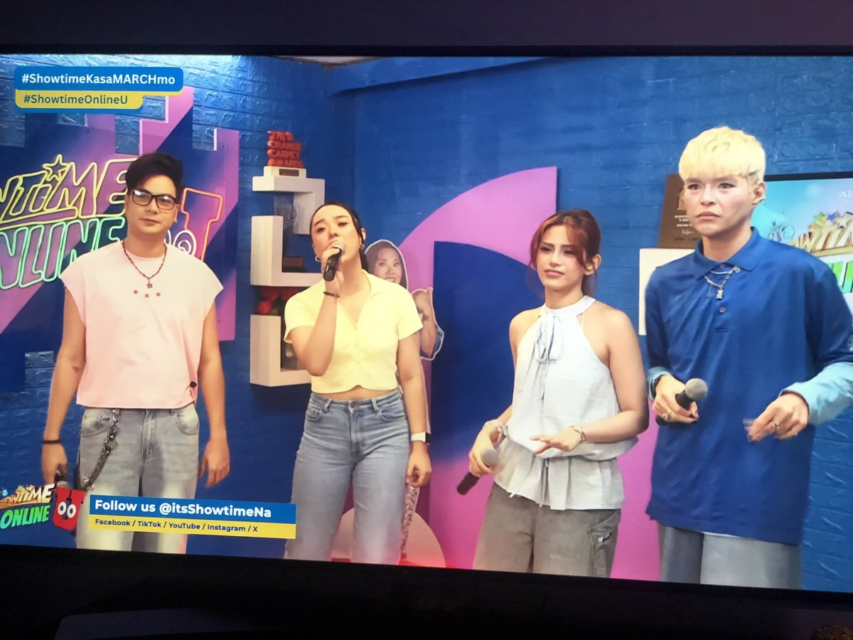 Ennuh14's tweet photo. #ShowtimeKasaMARCHmo #ShowtimeOnlineU 

Ang ganda ng color combination niyo ♥️ Ganda sa mata 😍 

Infairness kay @erisaragoza gumagaling ng kumanta 👏🏻👏🏻👏🏻 

I miss you @ItsACsLife! You’re my biased sa #SOU! https://t.co/QBe9sF8V86