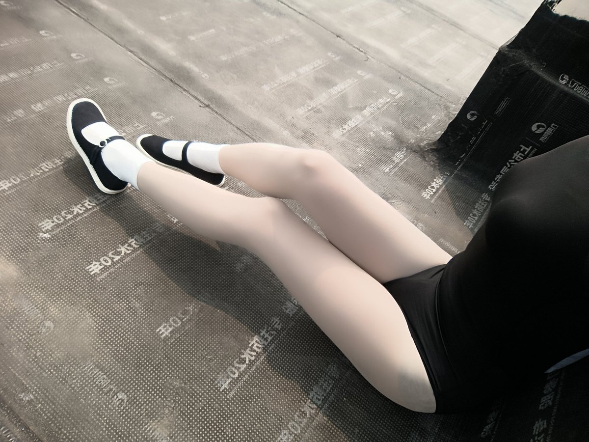 qqqqya290413's tweet photo. 外面看起来是男装和小布鞋，谁能想到正经的衣着下面这么骚气的丝袜和体操服呢，如果你把我抓住了扒掉衣服，没准还能看到后面也被塞上了。呜呜呜~ https://t.co/FKZuBtyNs1
