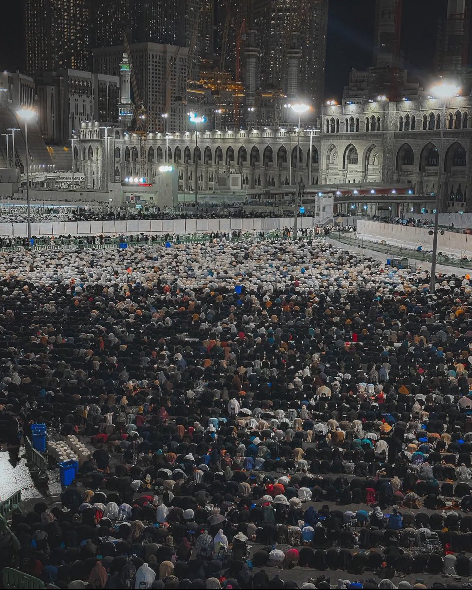 qt1990's tweet photo. "عشرٌ فَيا سَعدَ الَّذي حَاز التُّقى
 صَلَّى وَصامَ وما تعثّرَ بالهوَى". https://t.co/3oP918qEaQ