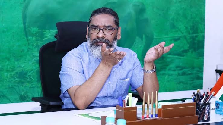 झारखंड सरकार का बड़ा फैसला

हेमंत सोरेन सरकार 109 वर्तमान और पूर्व विधायकों को रांची रिंग रोड के पास 20-20 डिसमिल जमीन देगी। अगले 3 दिन में जमीन रजिस्ट्री के लिए ऑनलाइन पोर्टल खुल जाएगा।

अब सही विधायकों को ढाई करोड़ वाला लैंड क्रूज़र भी दे ही देना चाहिए, जो मुख्यमंत्री के लिए