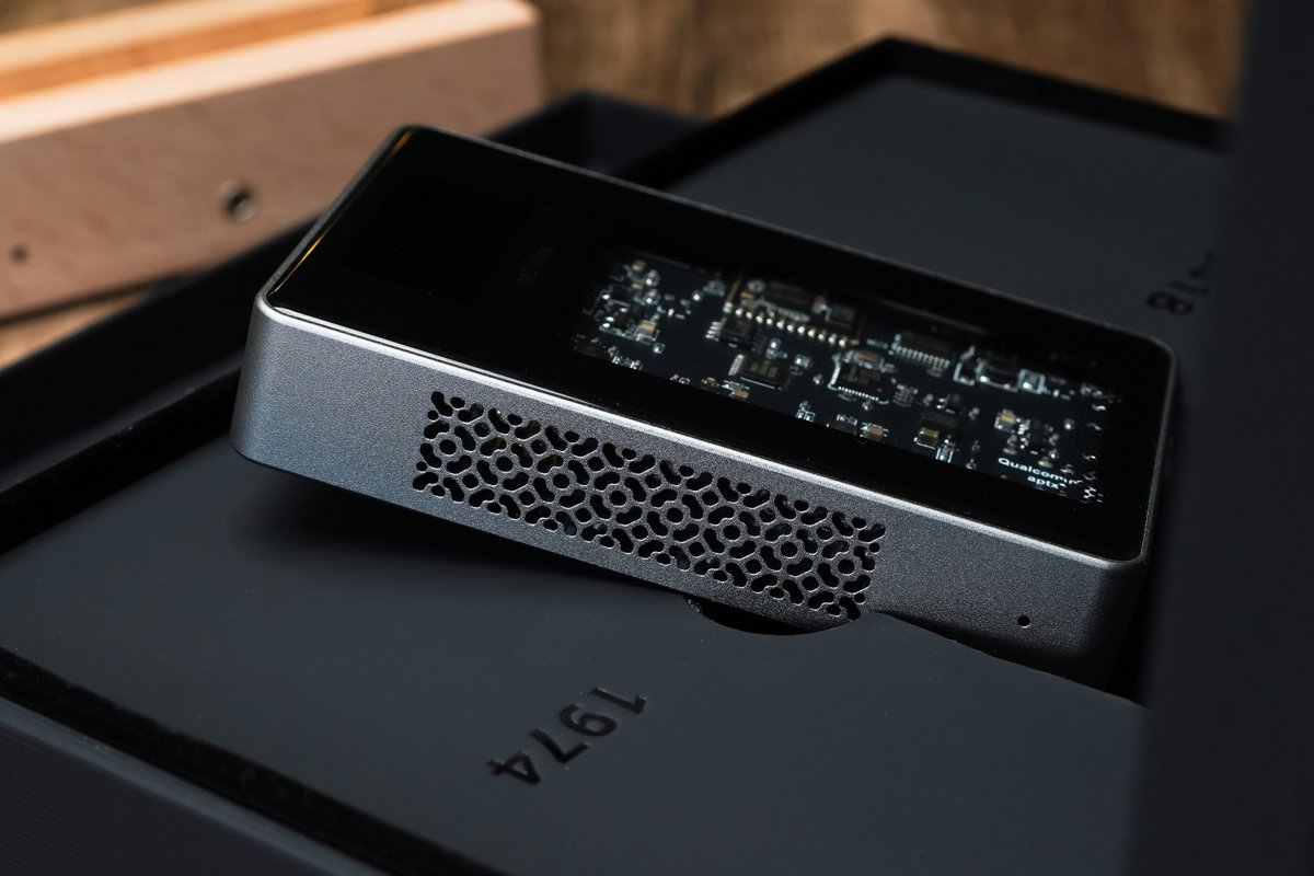 musehifi_jp's tweet photo. 🎒旅行のオーディオセットは、シンプルに。
それでも妥協なし。Muse HiFi M5 Ultra。🥂

⚡クリアなサウンドに、使い勝手の良さ。
コンパクトで持ち運びやすく、バッテリーも長持ち。🏜

#MuseHiFi #M5Ultra #DAC #AMP #PortaFi #HiFi #オーディオ #BluetoothDAC #EDC https://t.co/D1EFTonVtl