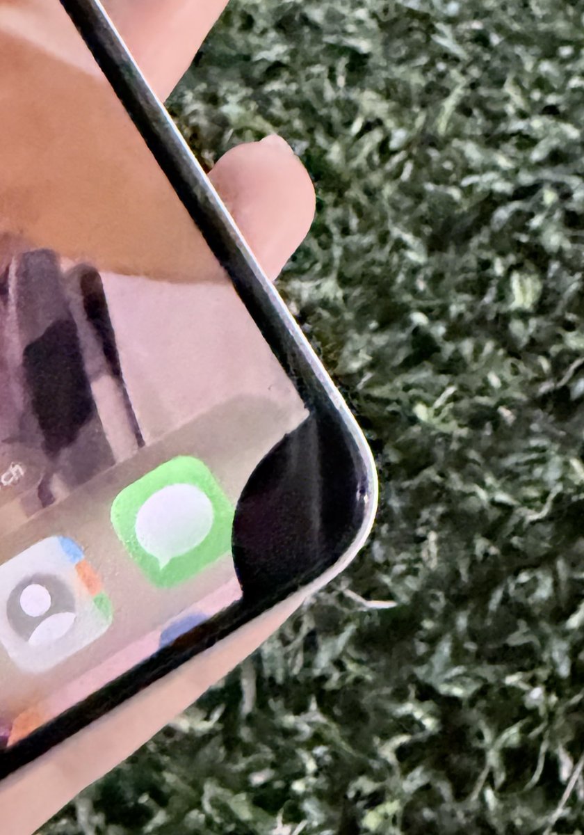 miakaest's tweet photo. • phone is working 
• wifi used only (i think esim will work) 
• there’s a black screen (lower right) 
• 79% bh 
• face id not working https://t.co/w3qWk0VJeu