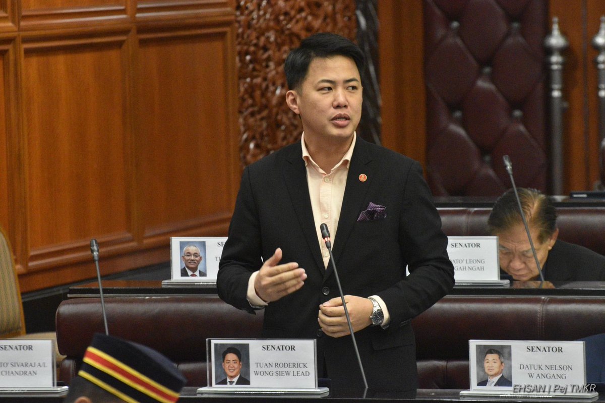 ahmadmaslan's tweet image. Menjawab Senator Roderick Wong di #DewanNegara &amp;amp; 3 soalan tambahan ttg punca berlaku keadaan sampah sarap di sepanjang #PanBorneo #Sarawak.

Sikap rakyat mesti berubah. PBT mesti ambil alih tempat yg belum diurus oleh konsesi. Simpan sampah dlm kenderaan &amp;amp; buang dlm tong yg ada.