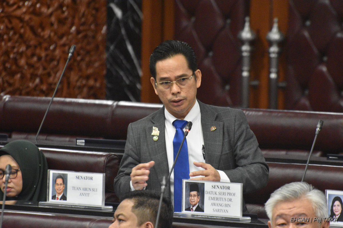 ahmadmaslan's tweet image. Menjawab Senator Roderick Wong di #DewanNegara &amp;amp; 3 soalan tambahan ttg punca berlaku keadaan sampah sarap di sepanjang #PanBorneo #Sarawak.

Sikap rakyat mesti berubah. PBT mesti ambil alih tempat yg belum diurus oleh konsesi. Simpan sampah dlm kenderaan &amp;amp; buang dlm tong yg ada.