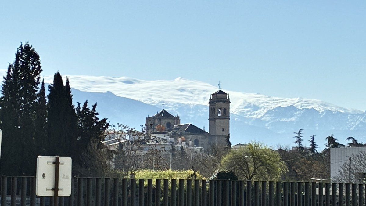 Cielos despejados y unos 6°C de mínima en la capital. Hoy se espera que el mercurio alcance los 19 #Granada