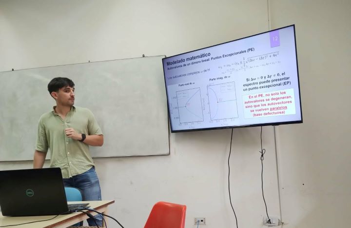unneargentina's tweet photo. Se gradúa en la #UNNE demostrando que es posible producir líneas de emisión de energía no convencionales en antenas y circuitos

La investigación establece una base para futuros dispositivos en el área de las comunicaciones.

Más detalles → https://t.co/trczGfvKw2 https://t.co/heKHLeoEx8