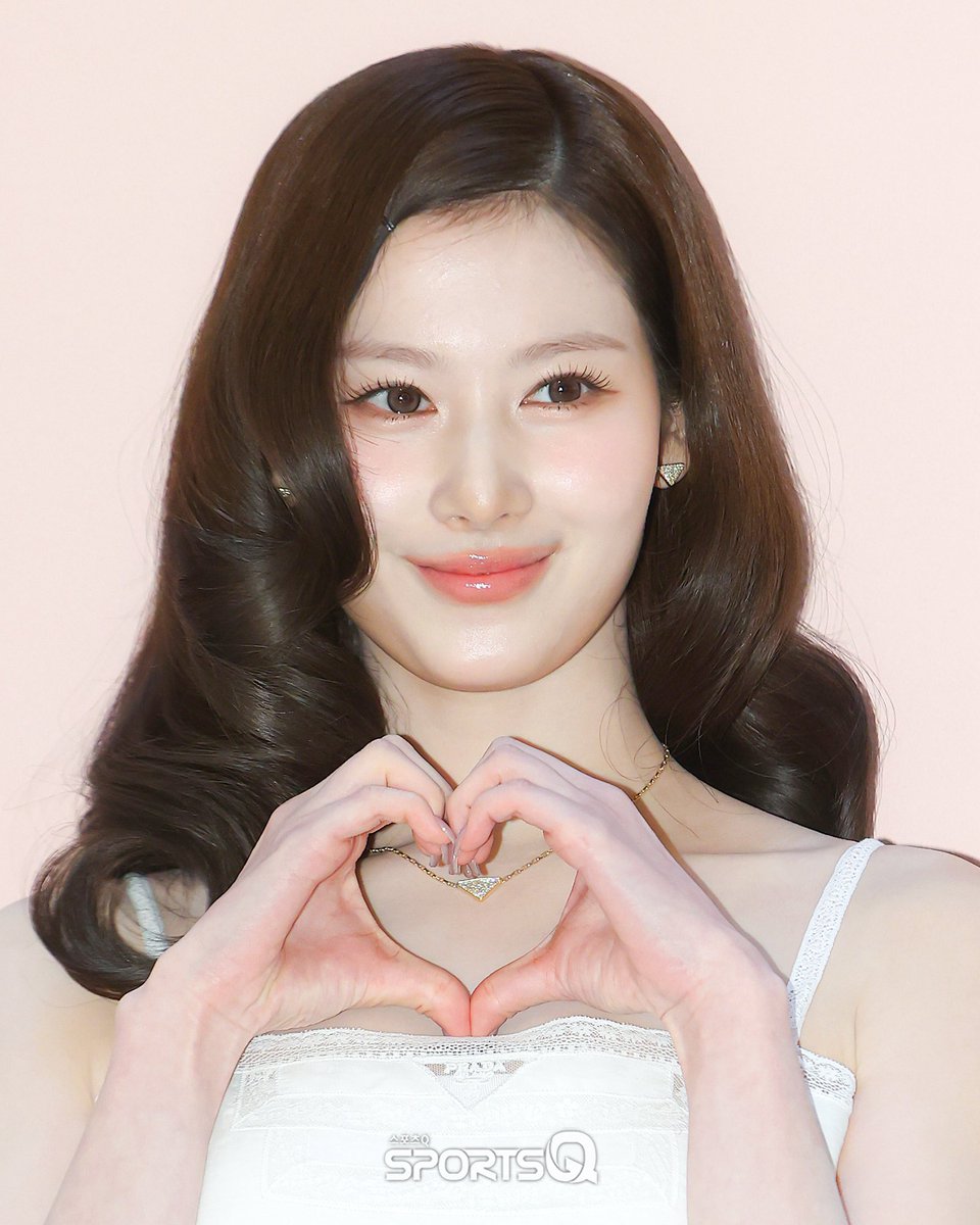 WORLDMUSICAWARD's tweet photo. #TWICE's #SANA made a Superstar arrival at the Prada White Sun event looking so beautiful, as she posed up a storm amidst all the flashing cameras! 👏💃🏻📸✨💫🌟𝐏👜𝐫 👑🤍
@JYPETWICE
https://t.co/8dmSeQ7pah https://t.co/wYKHq3oZOZ