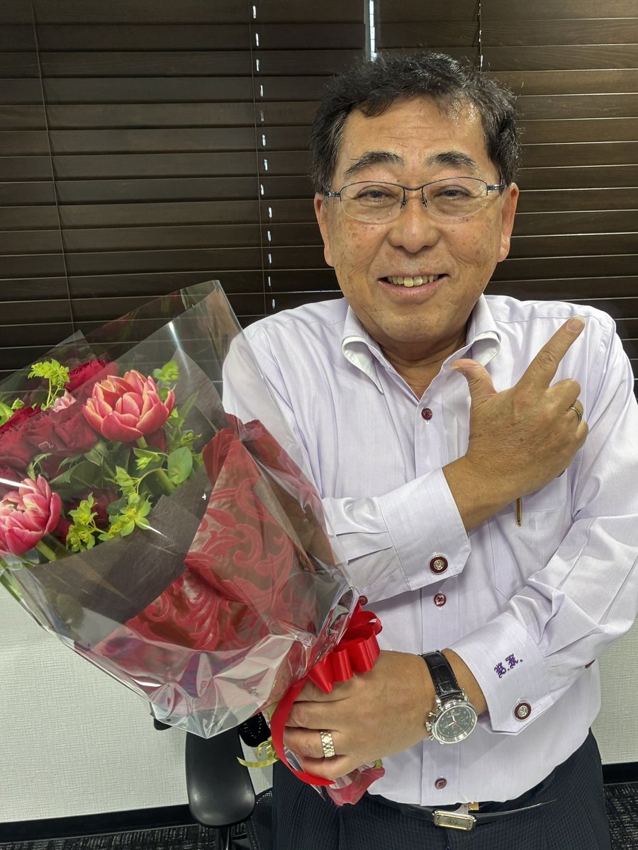 EarthJets's tweet photo. 本日はなんと我らが川村監督の74歳の誕生日です‼️‼️✨
川村監督のコメント...👇
「74年の人生を振り返ると、
バンコクでも日本でも仕事は
もちろんそうですが麻雀をたくさんやって
役満もたくさんアガれました。
最後に監督させていただくのは
非常にありがたいと思っております。
葬儀場にはMリーグのこととか
タイ駐在中に作った商品を置いて
皆様に見ていただければと思います。」
とのことです🤣
皆様、これからも監督もアースジェッツも推してください💖