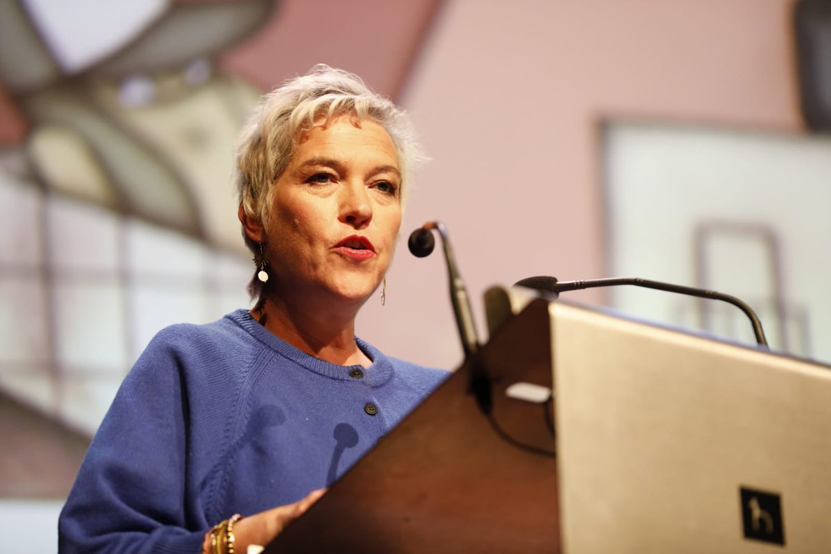 congresodigital's tweet photo. 🔸 INAUGURACIÓN | Isabel Poncela, presidenta-decana de @Periodistas_APA.

🗣️ “En un mundo que ataca al diferente, el periodismo que habla de la gente es más necesario que nunca. Si el periodismo sirve para algo es para proteger a las personas”. 

#CongresoHuesca https://t.co/tltix2D93G