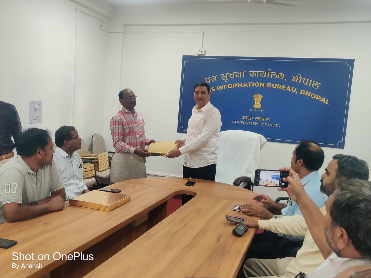 PIBBhopal's tweet photo. पीआईबी @pibvijayawada  पत्रकार दल मप्र प्रवास पर है। इस प्रवास के दौरान आज यह दल भोपाल आया। भोपाल में पीआईबी सभागार में निदेशक श्री मनीष गौतम से भेंट की। इस अवसर पर पीआईबी भोपाल की ओर से दल के सभी सदस्यों  को स्मृति चिन्ह भेंट कर सभी को सम्मानित किया गया।

#Press_tour @MIB_Hindi @cbc