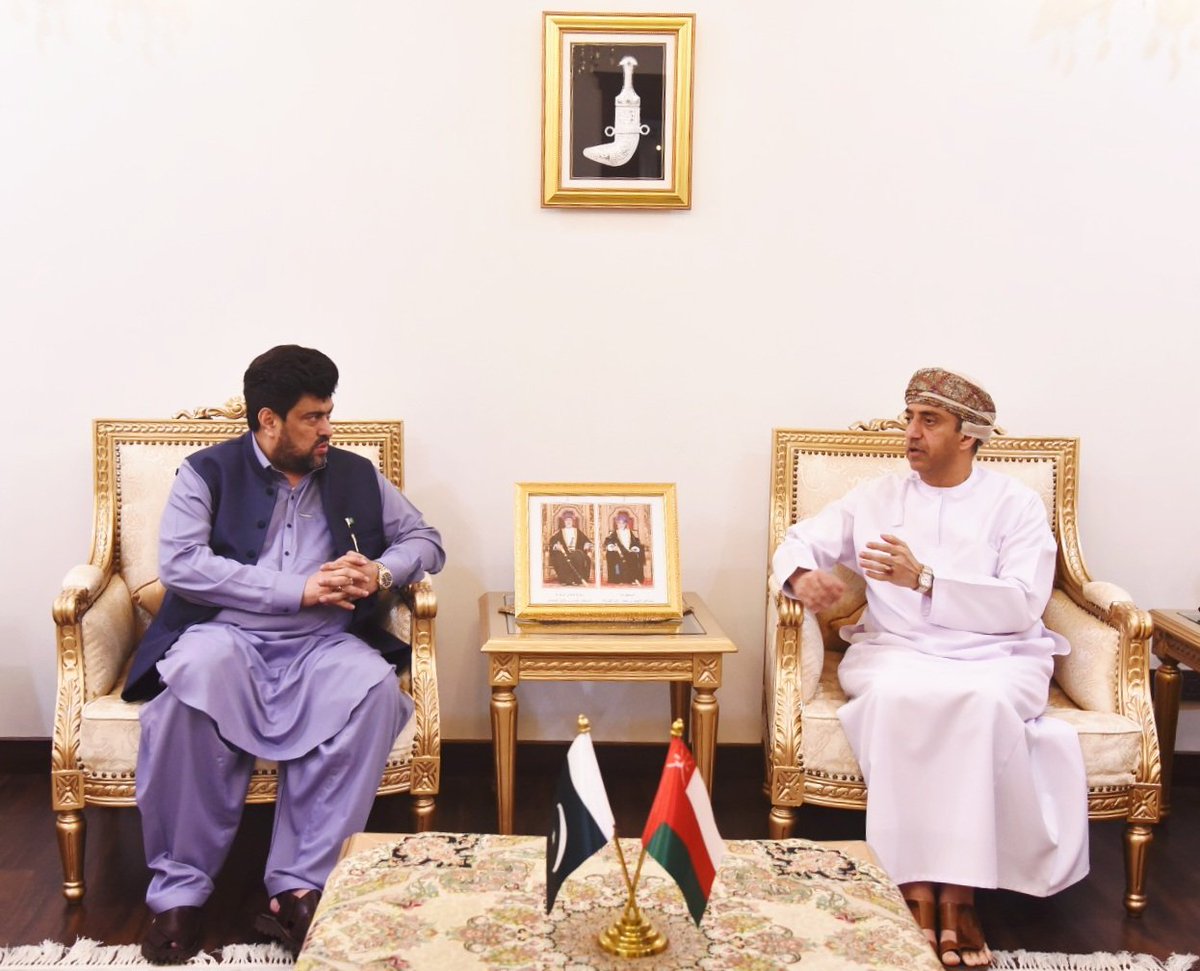 قام حاكم إقليم السند معالي كامران تيسوري بزيارة إلى مقر إقامة القنصل العام لسلطنة عُمان، حيث كان في استقباله سعادة القنصل العام م. سامي الخنجري، وتم خلال اللقاء تبادل وجهات النظر حول الأوضاع الراهنة في المنطقة، كما تم بحث سبل تعزيز العلاقات الثنائية والتعاون المشترك بين الجانبين