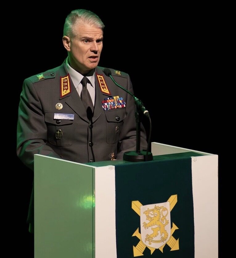 armyinformcomua's tweet photo. Finland knows Russia better than most.
Now it’s studying the battlefield experience of Ukraine. 🇫🇮🤝🇺🇦

Ukrainian officers recently visited Finland at the invitation of Finnish Army Commander Lt. Gen. Pasi Välimäki to share real combat lessons from Europe’s largest war since 1945.

From defensive operations against Russian assaults to the rapid rise of FPV drone warfare, Ukrainian officers briefed Finnish counterparts on how modern war is actually fought — not in theory, but under fire.

For Finland, which shares a 1,300 km border with Russia and joined NATO in 2023, these lessons are not academic.

They are preparation.

The exchange covered:
• battlefield command and control in high-intensity war
• integration of drones into frontline operations
• adapting doctrine during active combat
• resilience of air bases and air defence networks

As Lt. Gen. Välimäki noted:
“We highly value the knowledge Ukrainian soldiers have about the tactics of our shared adversary.”

Ukraine is not only defending itself. It is generating knowledge that is reshaping European defence thinking.

For countries facing threats from Russia, the lesson is simple: Ukraine’s battlefield experience is already a strategic asset for Europe’s security.

🔗Read the full story on ArmyInform:
https://t.co/fvAht2s7RC 

#Ukraine #Finland #NATO #Defence #LessonsLearned #StandWithUkraine 
@DefenceFinland