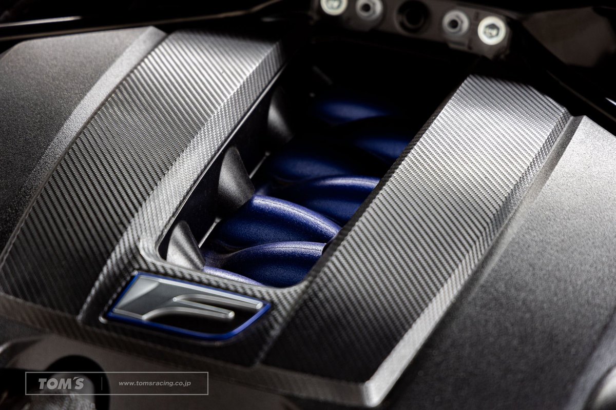 TOM'S TOKYO SHOWROOM

トヨタのV8エンジン「2UR」は、自然吸気ならではの鋭いレスポンスと高回転域まで伸びるフィーリングが魅力のユニットです。
高出力と耐久性を両立する設計に加え、車両ごとにキャラクターが与えられている点も特徴の一つです。