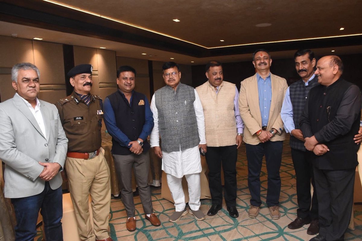 ashish2612's tweet image. जिस व्यापमं अरोपी फर्जी डॉ. दीपक यादव के #परिवार_अस्पताल में मुझे और मेरे माता-पिता को फ़साने के लिए #फर्जी #MLC बनाई गई उसके साथ अरविंद सक्सेना @IgpGwalior कंधे से कंधा मिलाकर खड़े है ये क्या निष्पक्ष जाँच करेंगे या करायेंगे @DGP_MP @CMMadhyaPradesh @MPTakOfficial