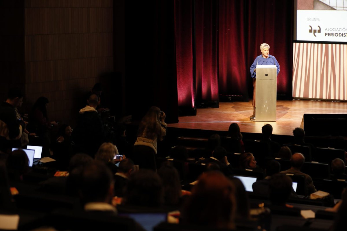 Periodistas_APA's tweet photo. 🔛 La presidenta-decana de #PeriodistasAragón, Isabel Poncela, inaugura el @congresodigital.

🗣️ "Hay que encontrar nuevas formas de llegar a audiencias cada vez más enterradas en la infodemia"

🗣️ "Si el periodismo sirve para algo es para proteger a la gente"

#CongresoHuesca https://t.co/EbQplvxCxU