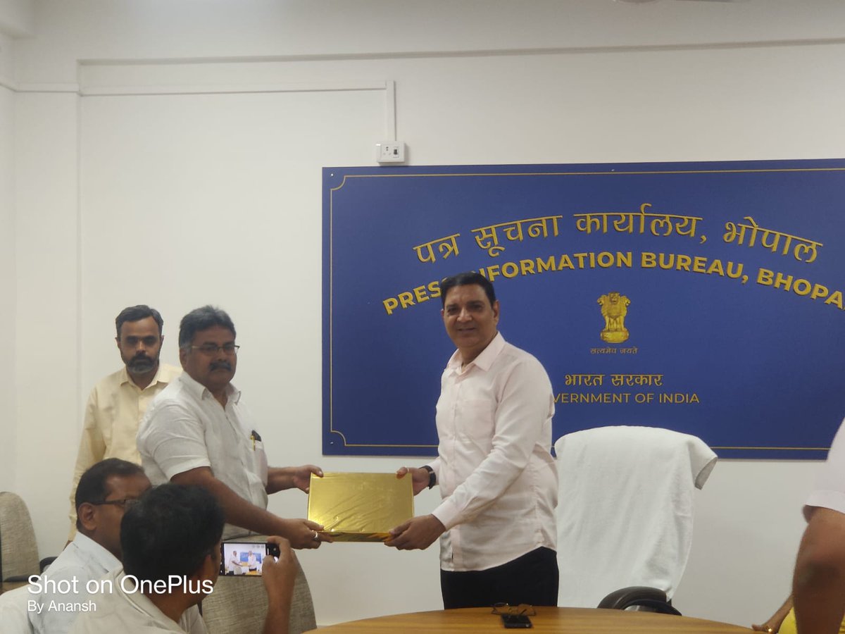 PIBBhopal's tweet photo. पीआईबी @pibvijayawada  पत्रकार दल मप्र प्रवास पर है। इस प्रवास के दौरान आज यह दल भोपाल आया। भोपाल में पीआईबी सभागार में निदेशक श्री मनीष गौतम से भेंट की। इस अवसर पर पीआईबी भोपाल की ओर से दल के सभी सदस्यों  को स्मृति चिन्ह भेंट कर सभी को सम्मानित किया गया।

#Press_tour @MIB_Hindi @cbc