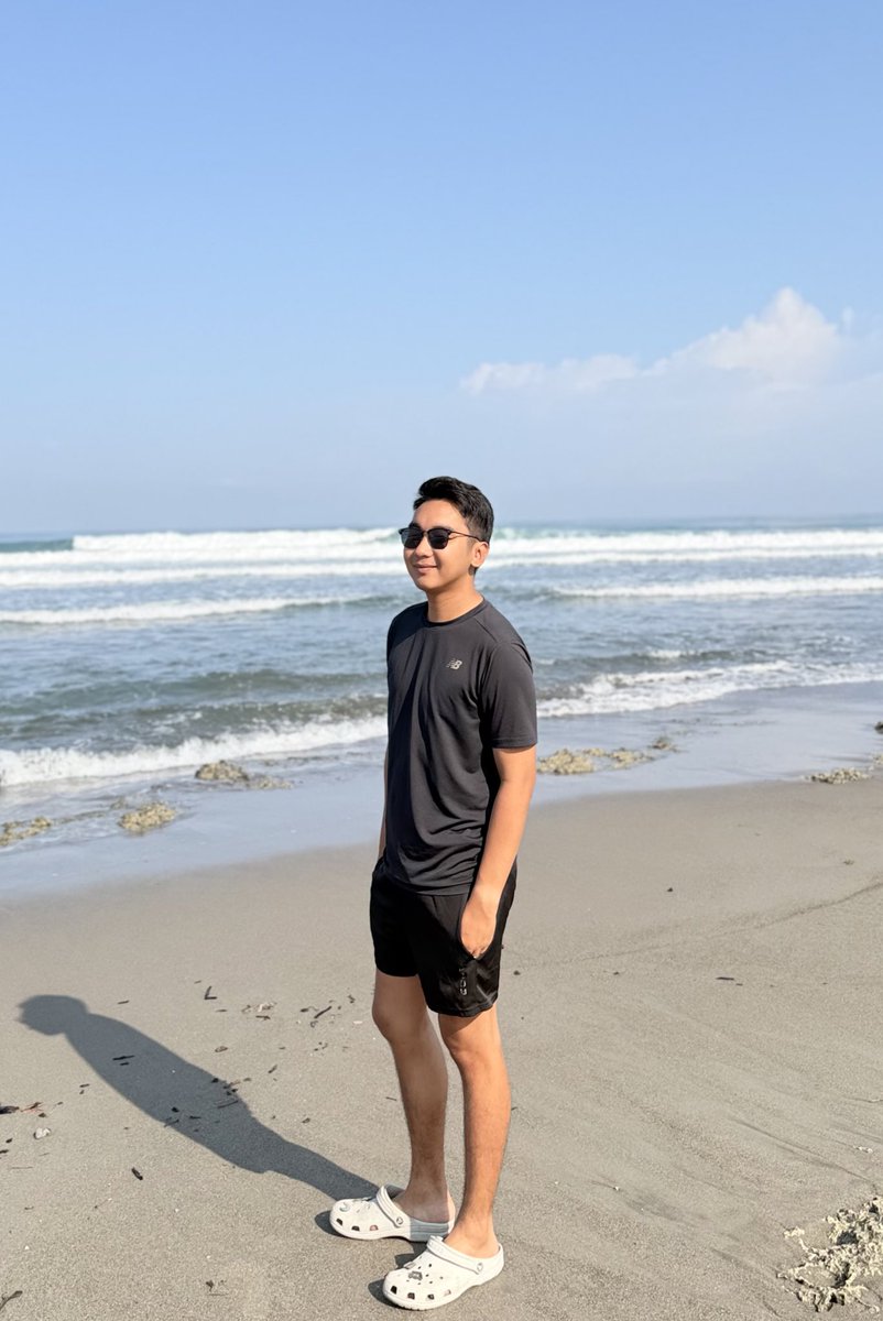 jeloshit's tweet photo. elyu 🕶️☀️ https://t.co/vo8n2oExkW