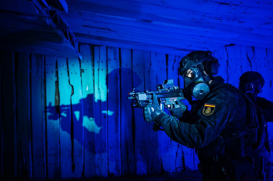 policia's tweet photo. #GEO representa preparación, eficacia y firmeza en cada intervención

Nuestra luz #azul es señal de protección y respuesta cuando más se necesita

#BuenasNoches https://t.co/acqxszMU3i